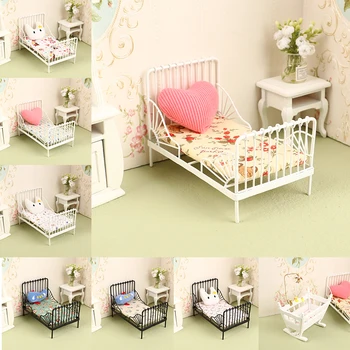 1 Takım 1:12 Dollhouse Demir Avrupa Yatak Mini Beşik Yatak Yatak Yastık Süsler Minyatür Mobilya yatak odası dekoru Oyuncak
